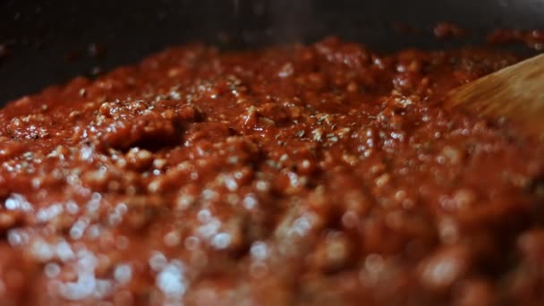 In una padella con olio vegetale friggere carne macinata, cipolle e carote con concentrato di pomodoro. Salsa bolognese. verdure fritte per zuppe, cospargere di basilico. Cucina casalinga — Video Stock