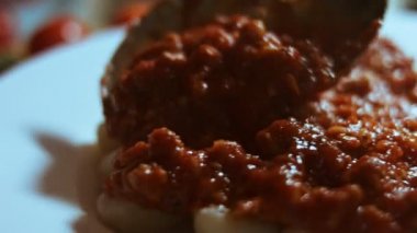 Parmesanlı domates soslu Gnocci. Kaşıkla karıştır. Hoş bir atmosfer. 4k Video.