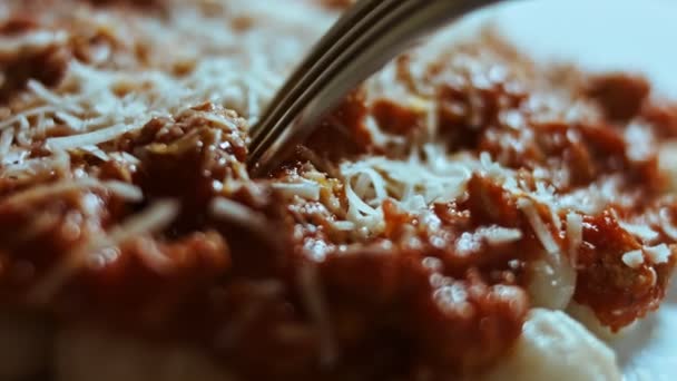 Gnocchi con sugo di pomodoro cosparso di parmigiano. Mescolare con un cucchiaio. Atmosfera piacevole. Video 4k. — Video Stock