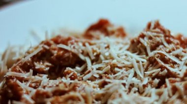 Parmesanlı domates soslu Gnocci. Kaşıkla karıştır. Hoş bir atmosfer. 4K Video. Yavaş Hareket.