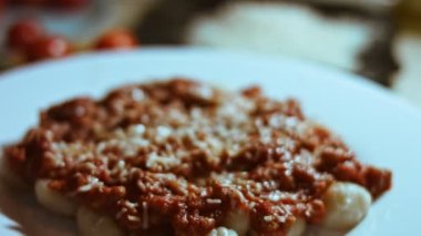 Parmesanlı domates soslu Gnocci. Kaşıkla karıştır. Hoş bir atmosfer. 4K Video. Yavaş Hareket.