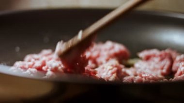 Biftek ya da domuz pirzolası ızgarada. Hoş bir atmosfer. 4k Video.