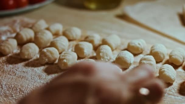 Chef cutting rolls of potato dough for the preparation of homemade gnocchi, Pleasant atmosphere. 4k Video. — Stockvideo