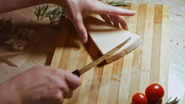 Gnocci à la sauce tomate saupoudré de parmesan. Mélanger avec une cuillère. Ambiance agréable. Vidéo 4k. — Video