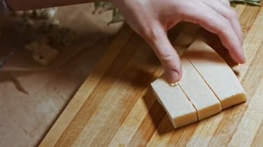 Parmesanlı domates soslu Gnocci. Kaşıkla karıştır. Hoş bir atmosfer. 4k Video.