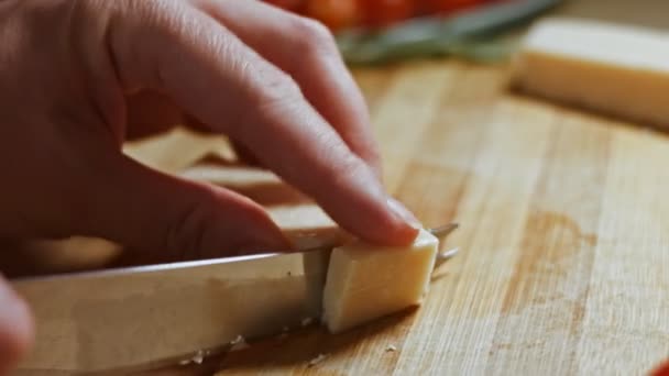 Gnocci à la sauce tomate saupoudré de parmesan. Mélanger avec une cuillère. Ambiance agréable. Vidéo 4k. — Video