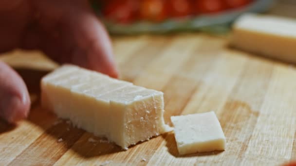 Gnocci con salsa de tomate que se espolvorea con parmesano. Mezclar con una cuchara. Ambiente agradable. Vídeo 4k. — Vídeos de Stock