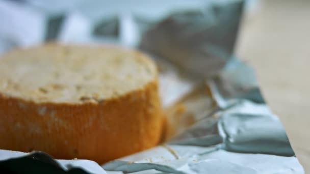 Крупный план ручной резки французского сыра Маркиз, Кастелло. — стоковое видео