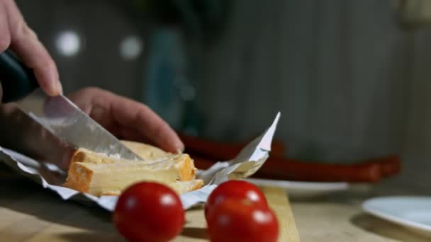 Närbild av hand skära fransk ost Marquis, Castello. — Stockvideo