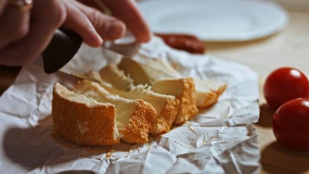 Крупный план ручной резки французского сыра Маркиз, Кастелло. — стоковое видео