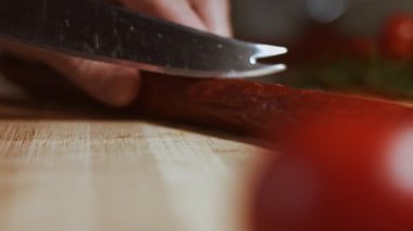 Parmesanlı domates soslu Gnocci. Kaşıkla karıştır. Hoş bir atmosfer. 4k Video.