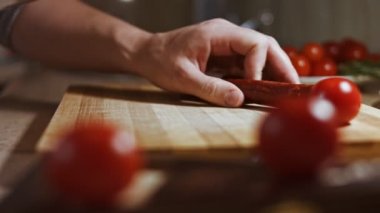 Parmesanlı domates soslu Gnocci. Kaşıkla karıştır. Hoş bir atmosfer. 4k Video.