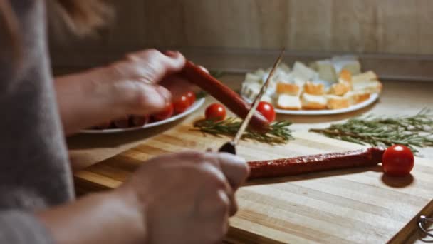 Parmesanlı domates soslu Gnocci. Kaşıkla karıştır. Hoş bir atmosfer. 4k Video. — Stok video