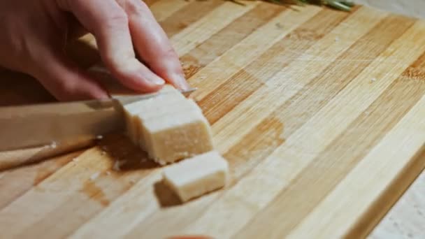 Gnocci con salsa de tomate que se espolvorea con parmesano. Mezclar con una cuchara. Ambiente agradable. Vídeo 4k. — Vídeos de Stock