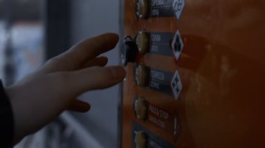 Otomobil yıkamacısı ATM 'de oto yıkama ücretini ödüyor.