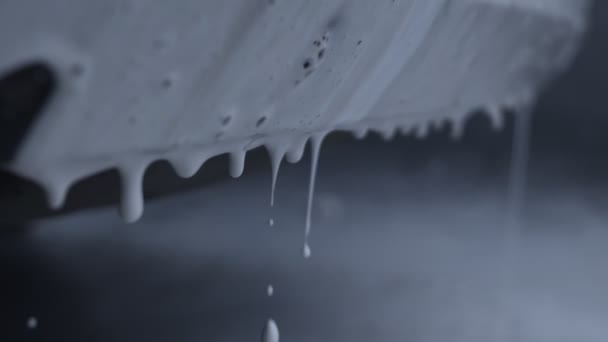 Processus de lavage de voiture de luxe voiture pleine couverte de mousse blanche et éclaboussures de pistolet à eau. Épandage de mousse sur l'extérieur brillant de la voiture. Belle ambiance. Vidéo 4K — Video