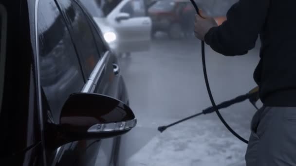 Lavage de voiture en libre-service. Rincer et laver la mousse avec de l'eau à haute pression. Cerise couleur voiture de luxe. Belle ambiance. Vidéo 4K — Video