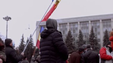 Chisinau, Moldova Cumhuriyeti - 06 Aralık 2020: Moldova halkı barışçıl bir siyasi gösteri için toplanıyor, hükümeti protesto ediyor, Coronavirus 'a karşı koruyucu maskeler takıyor