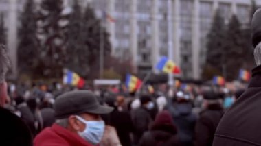 Chisinau, Moldova Cumhuriyeti - 06 Aralık 2020: Moldova halkı barışçıl bir siyasi gösteri için toplanıyor, hükümeti protesto ediyor, Coronavirus 'a karşı koruyucu maskeler takıyor