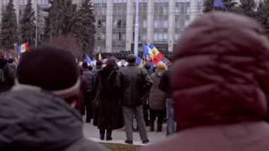 Chisinau, Moldova Cumhuriyeti - 06 Aralık 2020: Moldova halkı barışçıl bir siyasi gösteri için toplanıyor, hükümeti protesto ediyor, Coronavirus 'a karşı koruyucu maskeler takıyor