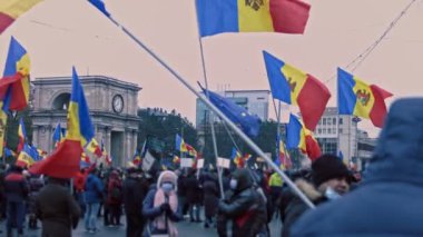 Chisinau, Moldova Cumhuriyeti - 06 Aralık 2020: Moldova halkı barışçıl bir siyasi gösteri için toplanıyor, hükümete karşı protesto ediyor, ulusal bayraklar taşıyor, koruyucu yüz takıyor