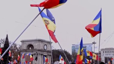 Chisinau, Moldova Cumhuriyeti - 06 Aralık 2020: Barışçıl siyasi gösteri, hükümete karşı protesto, Moldova 'nın ulusal bayraklarını tutan insanlar