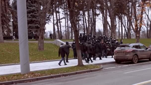 Chisinau, Repubblica di Moldova - 06 dicembre 2020: agenti di polizia moldavi mantengono l'ordine durante una manifestazione politica, indossando maschere protettive contro Coronavirus COVID-19. — Video Stock