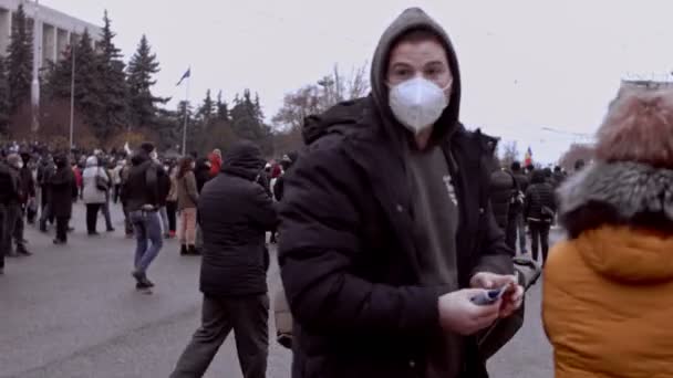 Chisinau, Republiek Moldavië - 06 december 2020: Moldavische mensen ontmoeten elkaar voor een vreedzame politieke demonstratie, protesteren tegen de regering, dragen beschermende gezichtsmaskers tegen het Coronavirus — Stockvideo