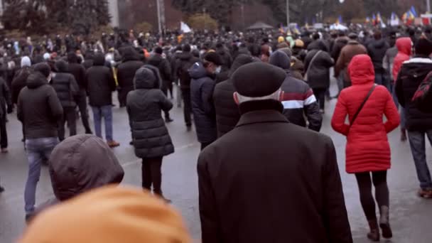 Chisinau, Republic of Moldova - December 06, 2020：Moldovan people meeting for a peaceful political demonstration, protest against the government, wearing protective face against Coronavirus — 图库视频影像