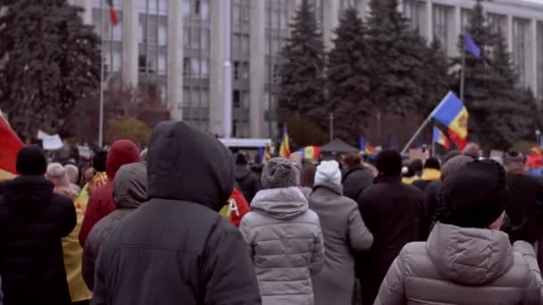 Chisinau, República de Moldavia - 06 de diciembre de 2020: El pueblo moldavo se reúne para una manifestación política pacífica, protestando contra el gobierno, usando máscaras protectoras contra el Coronavirus — Vídeos de Stock