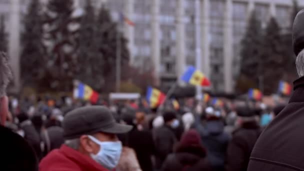 Kišiněv, Moldavská republika - 6. prosince 2020: Moldavané se scházejí k pokojné politické demonstraci, protestují proti vládě, nosí ochranné masky proti koronaviru — Stock video