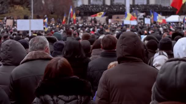 Chisinau, Republic of Moldova - December 06, 2020: Moldovan people meeting for a peaceful political demonstration, protesting against the government, wearing protective face masks against Coronavirus — Stock Video