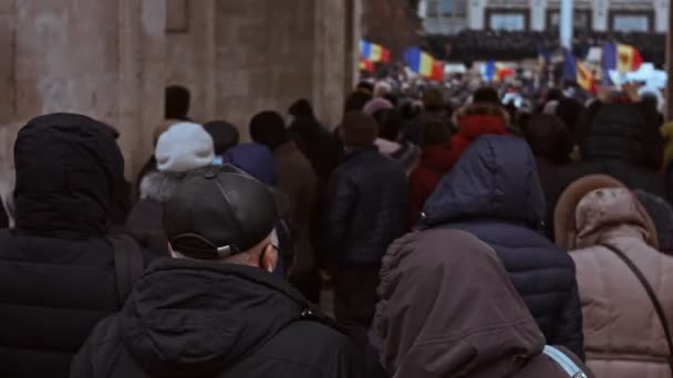 Chisinau, Republik Moldau - 6. Dezember 2020: Das moldawische Volk trifft sich zu einer friedlichen politischen Demonstration, protestiert gegen die Regierung und trägt Schutzmasken gegen das Coronavirus — Stockvideo