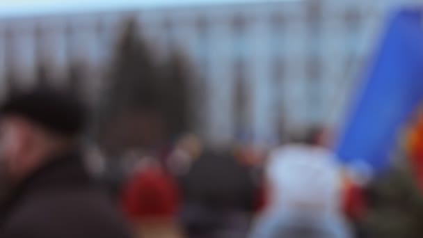 Кишинев, Республика Молдова - 06 декабря 2020 года: Молдавский народ, собравшийся на мирную политическую демонстрацию, протестующий против правительства в защитных масках против коронавируса — стоковое видео