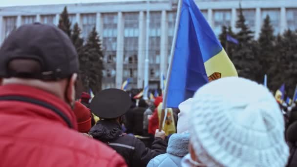 Kišiněv, Moldavská republika - 6. prosince 2020: Moldavané se scházejí k pokojné politické demonstraci, protestují proti vládě, nosí ochranné masky proti koronaviru — Stock video