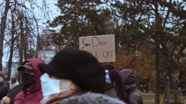 Chisinau, República de Moldavia - 06 de diciembre de 2020: Los moldavos sostienen un cartel con el lema de una manifestación política pacífica, protestando contra el gobierno, usando máscaras protectoras — Vídeos de Stock