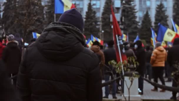 Chisinau, República da Moldávia - 06 de dezembro de 2020: pessoas moldavas se reúnem para uma manifestação política pacífica, protestando contra o governo, usando máscaras protetoras contra o Coronavirus — Vídeo de Stock