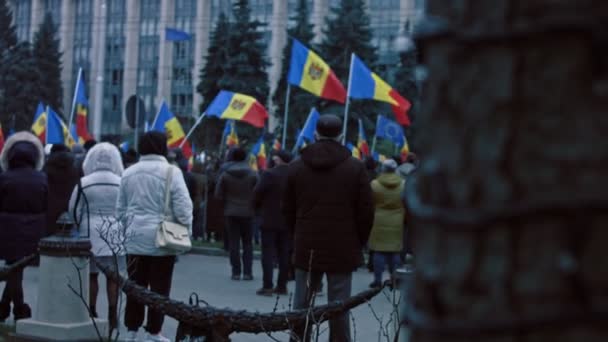 Chisinau, República de Moldavia - 06 de diciembre de 2020: El pueblo moldavo se reúne para una manifestación política pacífica, protestando contra el gobierno, usando máscaras protectoras contra el Coronavirus — Vídeo de stock