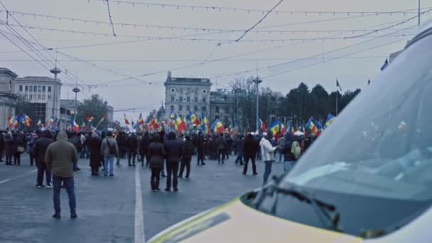 Chisinau, República da Moldávia - 06 de dezembro de 2020: pessoas moldavas se reúnem para uma manifestação política pacífica, protestando contra o governo, usando máscaras protetoras contra o Coronavirus — Vídeo de Stock