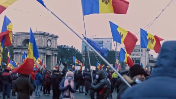 Chisinau, República de Moldavia - 06 de diciembre de 2020: El pueblo moldavo se reúne para una manifestación política pacífica, protestando contra el gobierno, portando banderas nacionales, llevando cara protectora — Vídeos de Stock
