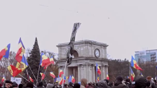 Chisinau, República de Moldavia - 06 de diciembre de 2020: manifestación política pacífica, protesta contra el gobierno, personas con banderas nacionales de Moldavia — Vídeos de Stock