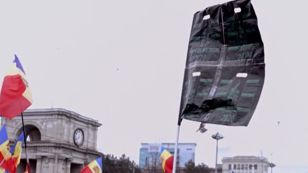 Chisinau, Δημοκρατία της Μολδαβίας - 06 Δεκεμβρίου 2020: ειρηνική πολιτική διαδήλωση, διαμαρτυρία κατά της κυβέρνησης, άνθρωποι που κρατούν εθνικές σημαίες της Μολδαβίας και μια πλαστική σακούλα ως σύμβολο της — Αρχείο Βίντεο