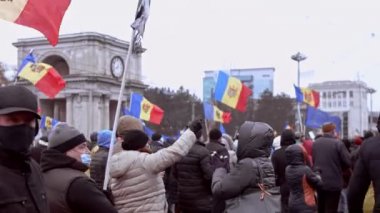 Chisinau, Moldova Cumhuriyeti - 06 Aralık 2020: Moldova halkı barışçıl bir siyasi gösteri için toplanıyor, hükümeti protesto ediyor, Coronavirus 'a karşı koruyucu maskeler takıyor