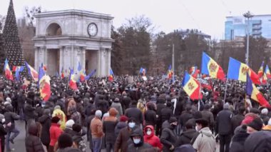 Chisinau, Moldova Cumhuriyeti - 06 Aralık 2020: Moldova halkı barışçıl bir siyasi gösteri için toplanıyor, hükümeti protesto ediyor, Coronavirus 'a karşı koruyucu maskeler takıyor
