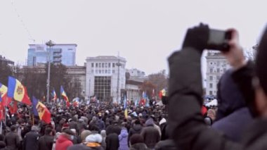 Chisinau, Moldova Cumhuriyeti - 06 Aralık 2020: Moldova halkı barışçıl bir siyasi gösteri için toplanıyor, hükümeti protesto ediyor, Coronavirus 'a karşı koruyucu maskeler takıyor