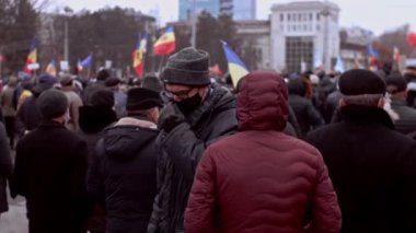 Chisinau, Moldova Cumhuriyeti - 06 Aralık 2020: Moldova halkı barışçıl bir siyasi gösteri için toplanıyor, hükümeti protesto ediyor, Coronavirus 'a karşı koruyucu maskeler takıyor