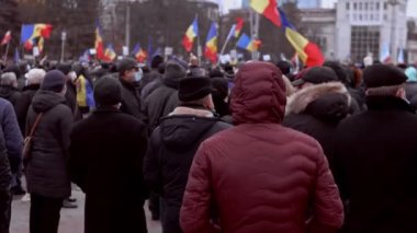 Chisinau, Moldova Cumhuriyeti - 06 Aralık 2020: Moldova halkı barışçıl bir siyasi gösteri için toplanıyor, hükümeti protesto ediyor, Coronavirus 'a karşı koruyucu maskeler takıyor