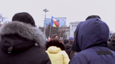 Chisinau, Moldova Cumhuriyeti - 06 Aralık 2020: Barışçıl siyasi gösteri, hükümete karşı protesto, Moldova 'nın ulusal bayrakları ve bir dirgenle protesto gösterisi