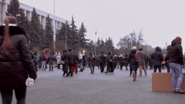 Chisinau, Moldova Cumhuriyeti - 06 Aralık 2020: Moldova halkı barışçıl bir siyasi gösteri için toplanıyor, hükümeti protesto ediyor, Coronavirus 'a karşı koruyucu maskeler takıyor