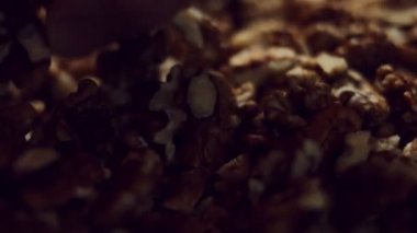 Ceviz makrosu. Mineral ve vitamin açısından zengin ürünler. Üretim sürecinde dişi el ceviz çekirdeklerini düzenliyor. 4K video